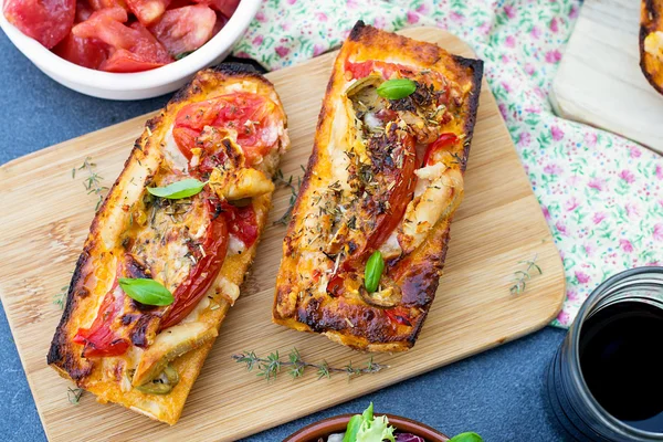 Gegrilde open geconfronteerd broodje met tomaat, olijven, kaas en chic — Stockfoto