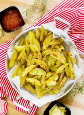 Otlar ile kavrulmuş patates dilimleri