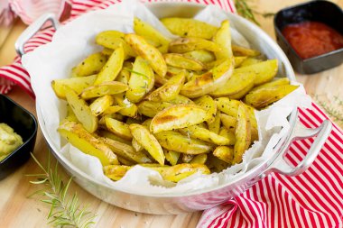 Otlar ile kavrulmuş patates dilimleri