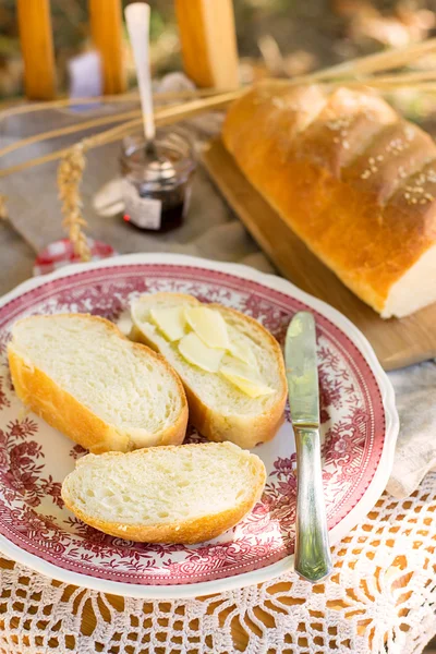 Pan blanco con mantequilla para el desayuno —  Fotos de Stock