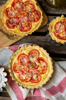 Tuzlu pasta quiche süzme peynir ve domates ile Fransız