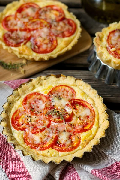 Quiche de pastel salado francés con requesón y tomates —  Fotos de Stock