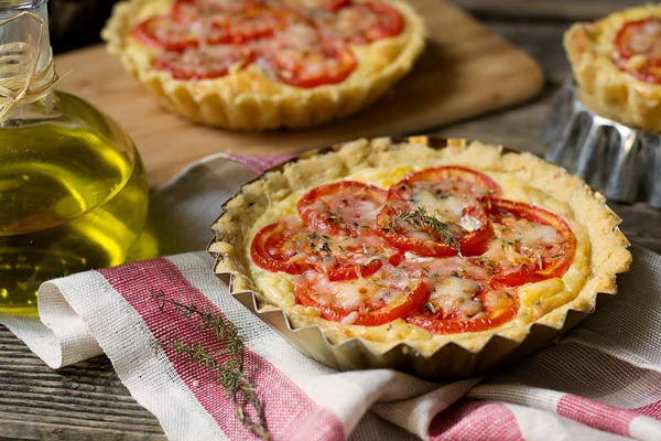 Französischer herzhafter Kuchen Quiche mit Quark und Tomaten — Stockfoto