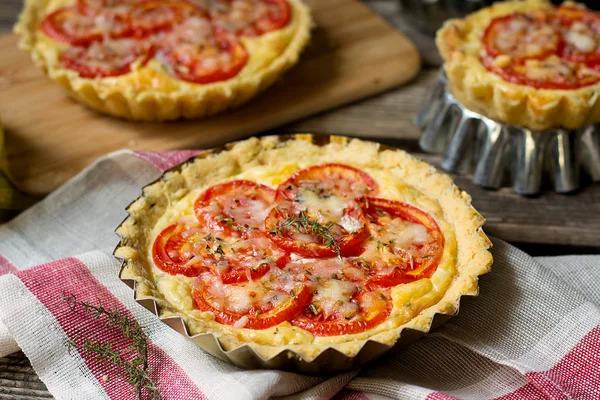 Quiche de torta salgada francesa com queijo cottage e tomates — Fotografia de Stock