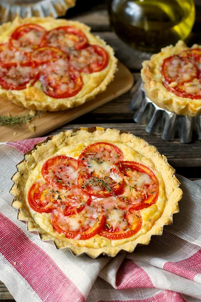 Frans hartige taart quiche met kaas en tomaten — Stockfoto