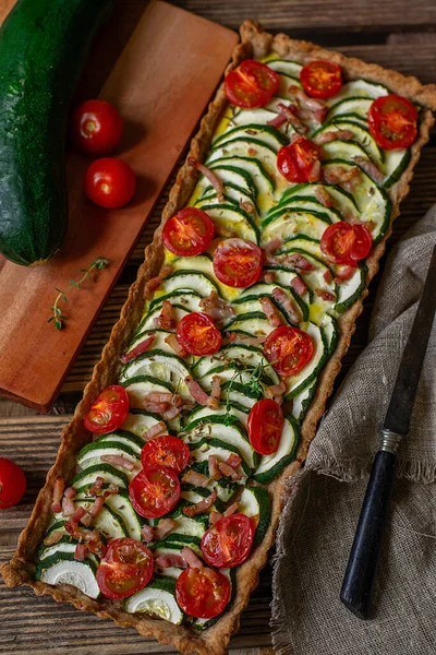 Gezonde Volkoren Hartige Quiche Met Kerstomaten Spek Courgette — Stockfoto