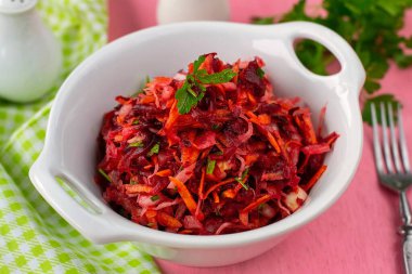 Lahanalı taze sebze salatası, rendelenmiş havuç ve pancar.