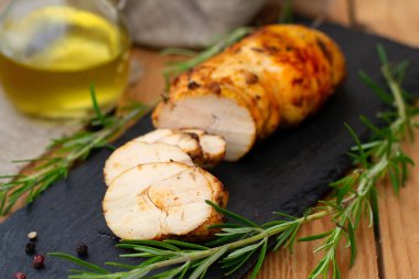 Biberiyeli fırında pişirilmiş ev yapımı baharatlı tavuk pastırması.