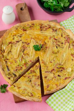 Sağlıklı ve lezzetli turta. Pırasa, pastırma, yumurta ve peynirli kiş.