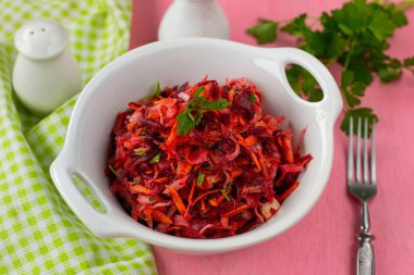 Lahanalı taze sebze salatası, rendelenmiş havuç ve pancar.