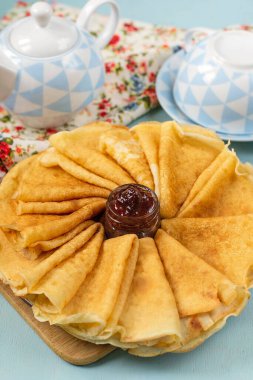 Bir yığın ince krep ve çilek reçeli