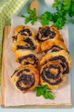 Maydanozla servis edilen kanlı sosisli etli börek.