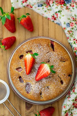 Taze çilek ve pudra şekerli tatlı pasta.