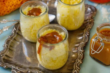 Karamel soslu kremalı sütlaç.