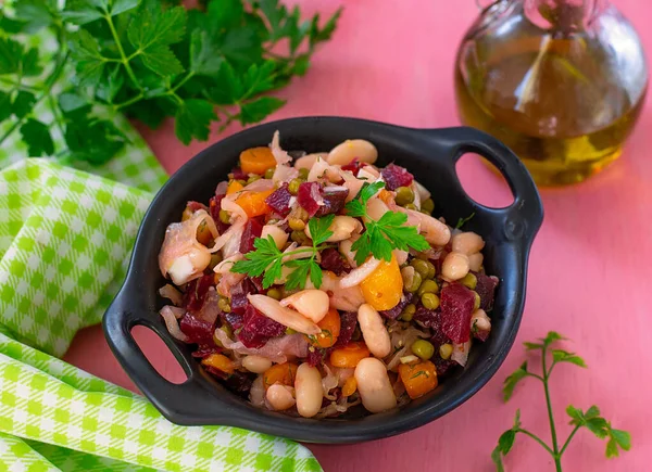 豆とパセリとロシアの伝統的なサラダ酢飯 ビネグレット のプレート — ストック写真