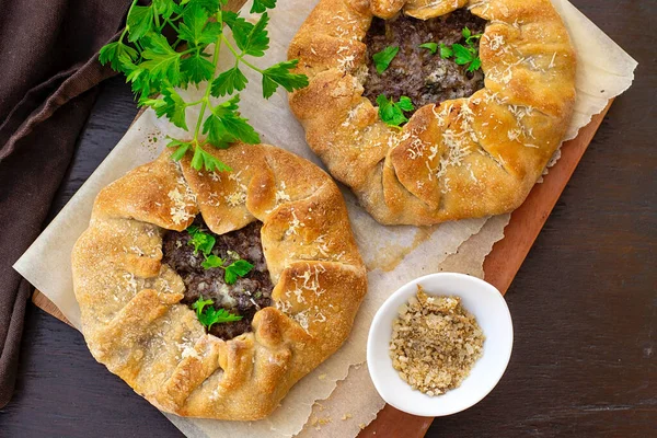 Pastel Carne Con Carne Molida Cebolla Queso Servido Con Perejil — Foto de Stock