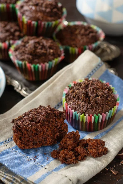 Dvojité Čokoládové Muffiny Čokoládovými Lupínky Čokoládovou Pomazánkou — Stock fotografie