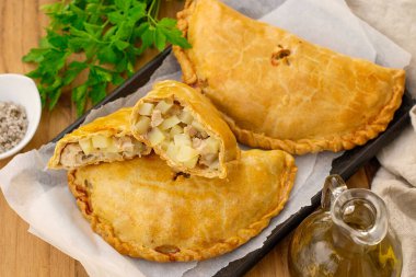 Tavuk ve patatesle doldurulmuş Cornish hamur tatlısı.