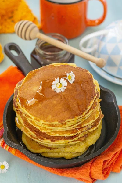 Traditional Southern Hoe Cakes Johnny Cakes Served Honey — Stock Photo, Image