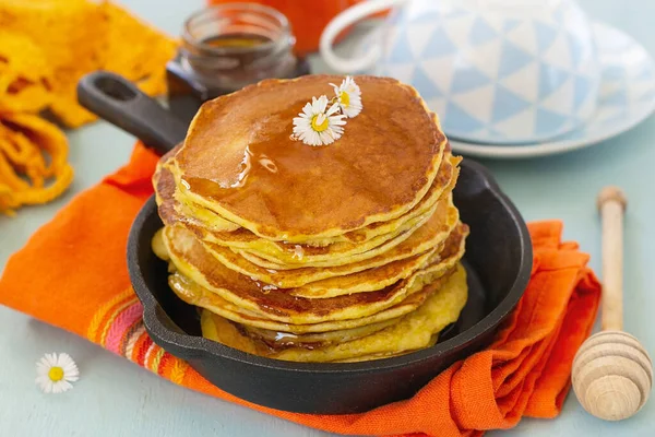 Traditional Southern Hoe Cakes Johnny Cakes Served Honey — Stock Photo, Image