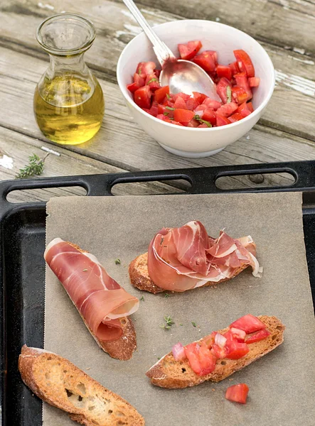 Tomato salad with bread, proscuitto, olive oil — Stock Photo, Image
