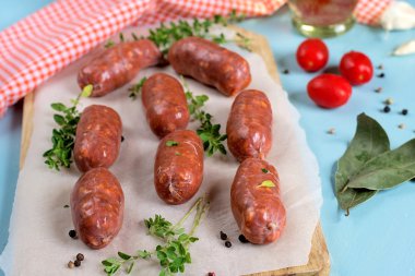 chorizo sosis domates ve defne yaprağı ile