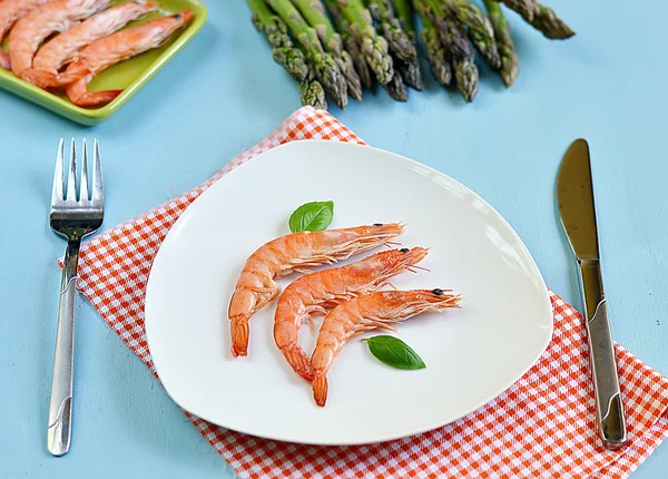 King shrimps with basil leaves in a white plate — Stock Photo, Image