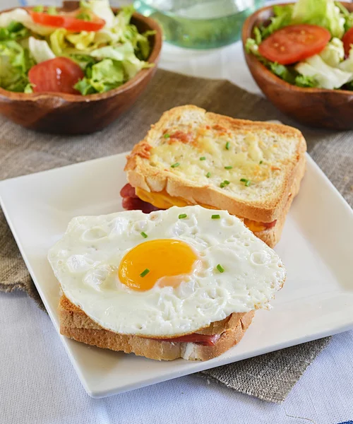 Französisches Sandwich Croque-Monsieur mit grünem Salat — Stockfoto
