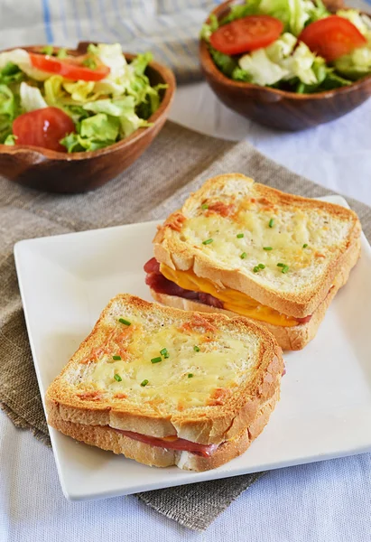 Французька croque-monsieur бутерброд із зеленим салатом — стокове фото