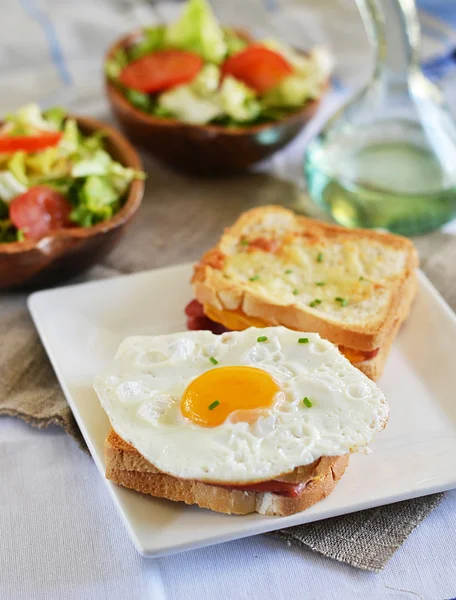 Французька croque-monsieur бутерброд із зеленим салатом — стокове фото