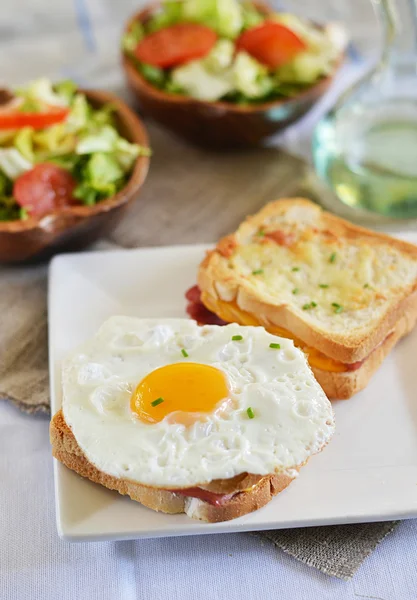 croque-Madam yeşil salata ile