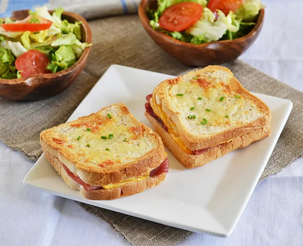 croque-monsieur yeşil salata ile