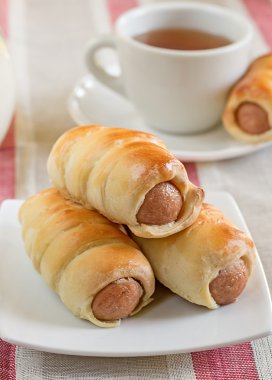 sosis tabakta çay ve süt ile sosisli