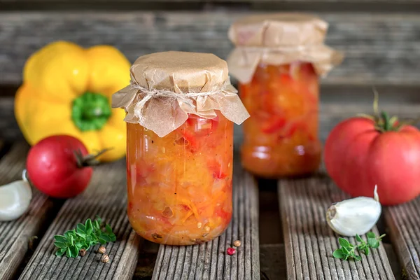 Insalata di stufato di pomodoro in scatola con pepe dolce Lecho — Foto Stock