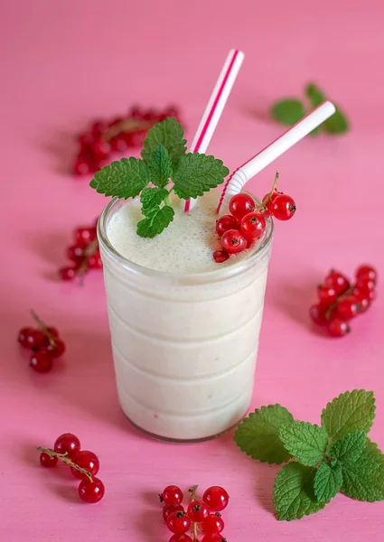 Banan mjölk shake med röda vinbär och myntablad — Stockfoto