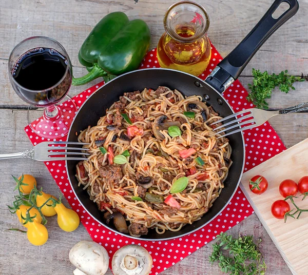 sebze, et ve erişte tavada mantar ile