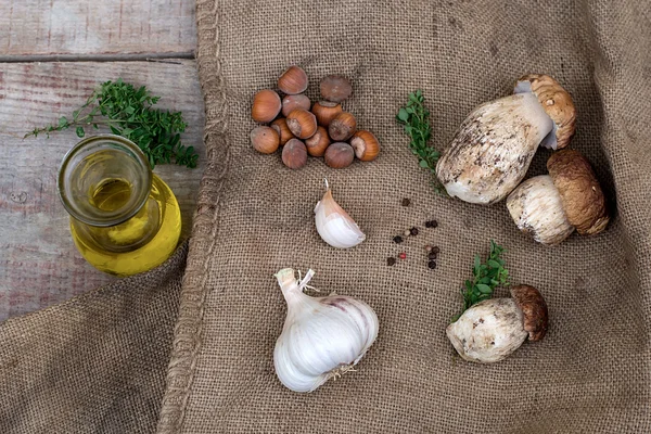 Paddestoelen ceps met olijfolie, knoflook, kruiden en noten — Stockfoto