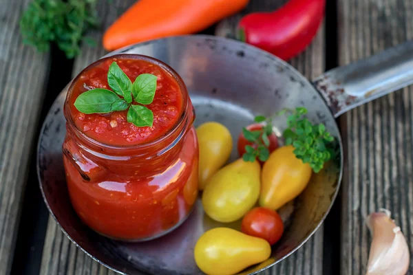 Домашний томатный соус с овощами — стоковое фото