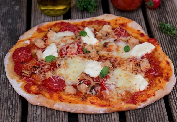 Zelfgemaakte pizza met tomatensaus, tomaten en mozzarella — Stockfoto