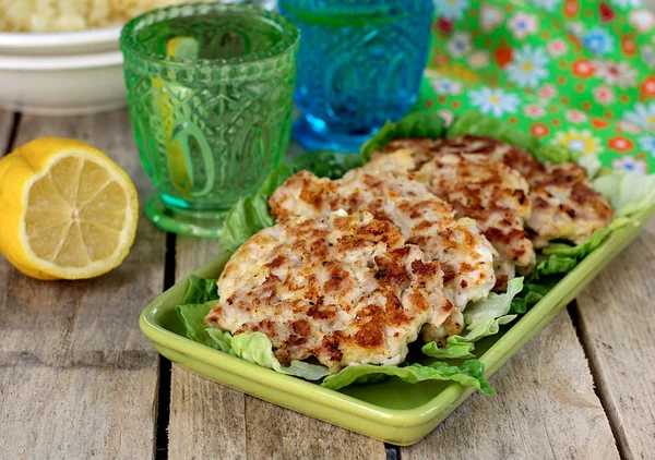 Gehakte schnitzels met salade kip — Stockfoto