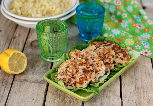 Côtelettes de poulet hachées avec salade — Photo