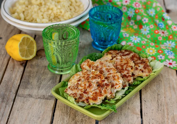 Gehakte schnitzels met salade kip — Stockfoto