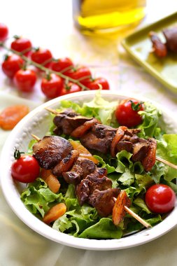 Yakitori tavuk karaciğer, Kuru Kayısı, domates ve yeşil ile 