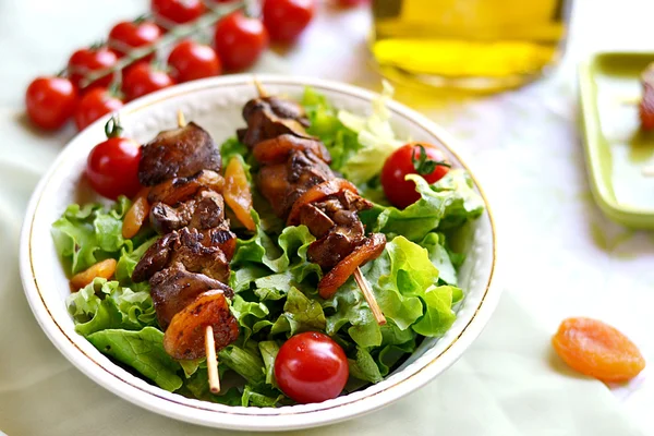 Yakitori com fígado de frango, damascos secos, tomates e verde — Fotografia de Stock