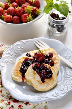 Taze çilek ile tepesi berry ile krep