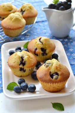 Blueberry muffins beyaz bir plaka üzerinde