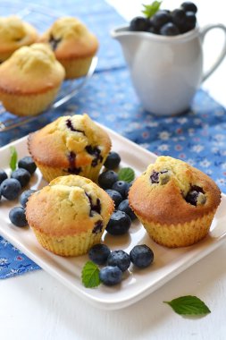 Blueberry muffins beyaz bir plaka üzerinde