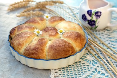 Tatlı çörekler kahvaltımızda çiçekler ile doldurulmuş