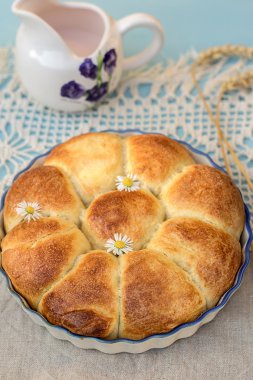 Tatlı çörekler kahvaltımızda çiçekler ile doldurulmuş