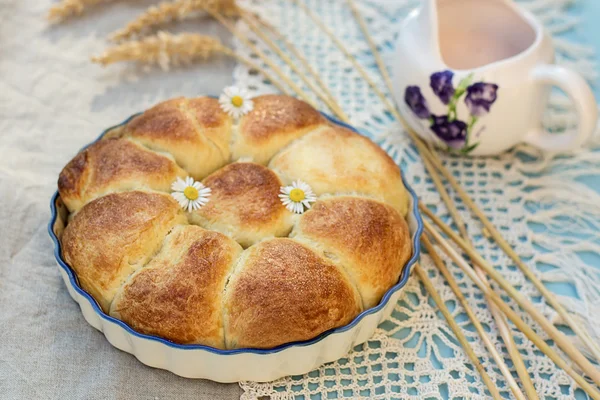 Tatlı çörekler kahvaltımızda çiçekler ile doldurulmuş